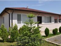 New 3 bedroom house next to a lake front
