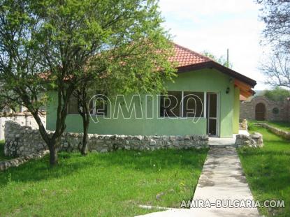Bulgarian holiday home near a dam front