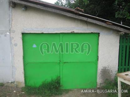 House 48 km from the beach garage