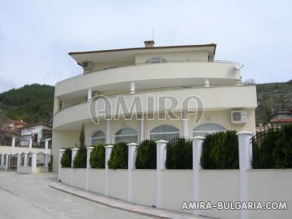 Furnished villa near the Royal Palace front 3