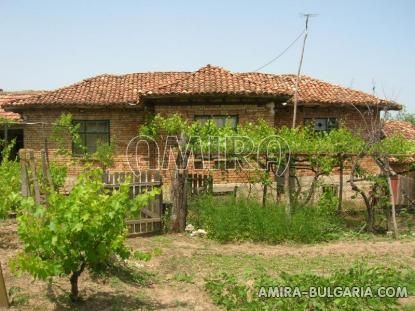 House with big plot next to Dobrich front