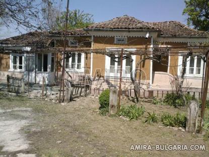 Bulgarian holiday home near a dam front