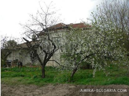 House in Bulgaria near a dam garden