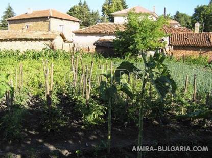 House in Bulgaria near a dam garden 2