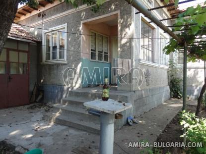 Bulgarian house in a well served village side