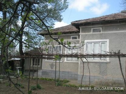 Bulgarian house in a well served village front 2