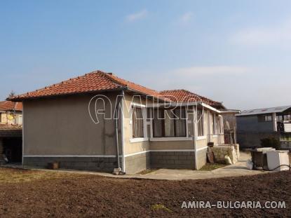 House 7 km from the beach