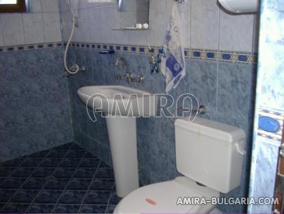House with sea view in Balchik bathroom
